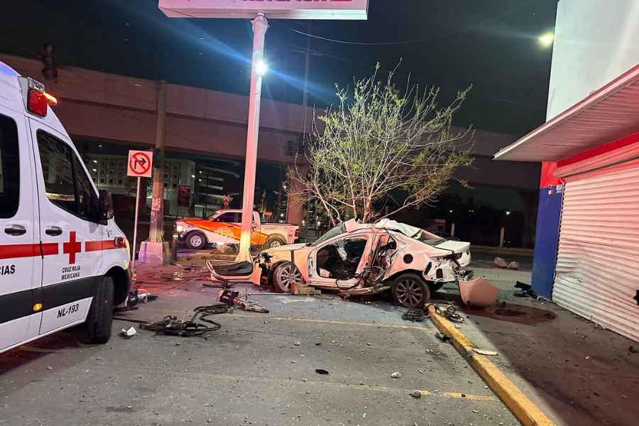 Fuerte choque en la avenida Venustiano Carranza de Monterrey deja dos lesionados 