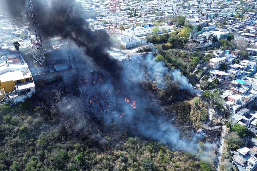 Fuerte incendio en la Colonia Las Brisas moviliza a los bomberos en Monterrey