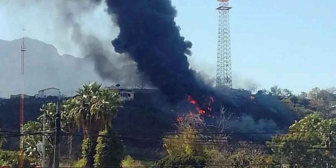 Fuerte incendio en la Colonia Las Brisas moviliza a bomberos en Monterrey
