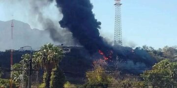 Fuerte incendio en la Colonia Las Brisas moviliza a bomberos en Monterrey