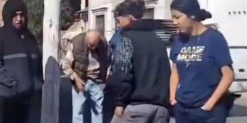 Hombre golpea brutalmente a un abuelito tras el atropello accidental de su perro en Piedras Negras