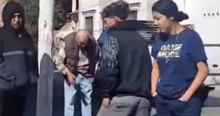 Hombre golpea brutalmente a un abuelito tras el atropello accidental de su perro en Piedras Negras