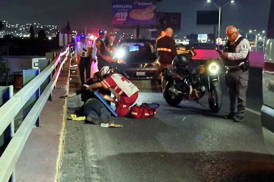 Hombre se salva de caer de un puente junto con su moto en Monterrey