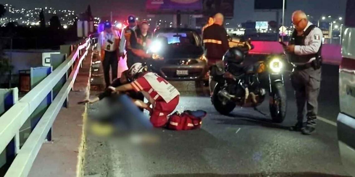 Hombre se salva de caer de un puente junto con su moto en Monterrey
