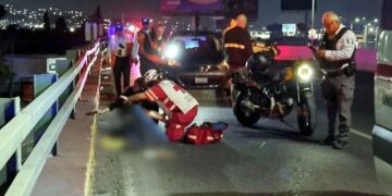 Hombre se salva de caer de un puente junto con su moto en Monterrey
