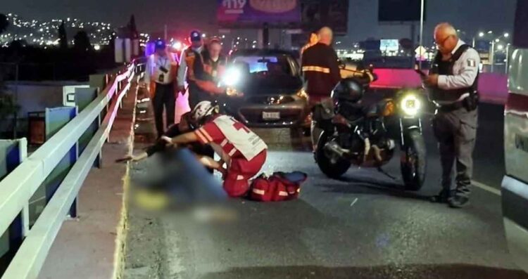 Hombre se salva de caer de un puente junto con su moto en Monterrey