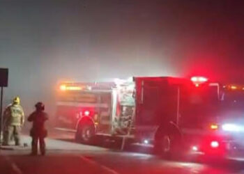 Incendio arrasa con centro comercial en Coahuila tras explosión en panadería