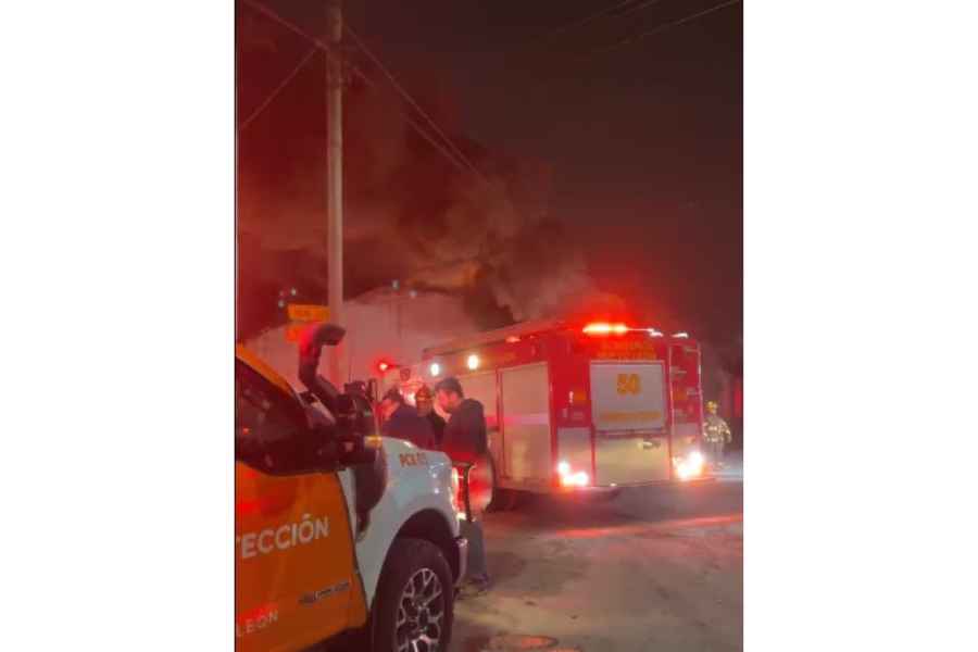 Incendio arrasa con tarimera en la colonia Santa Rosa de Apodaca, Nuevo León 