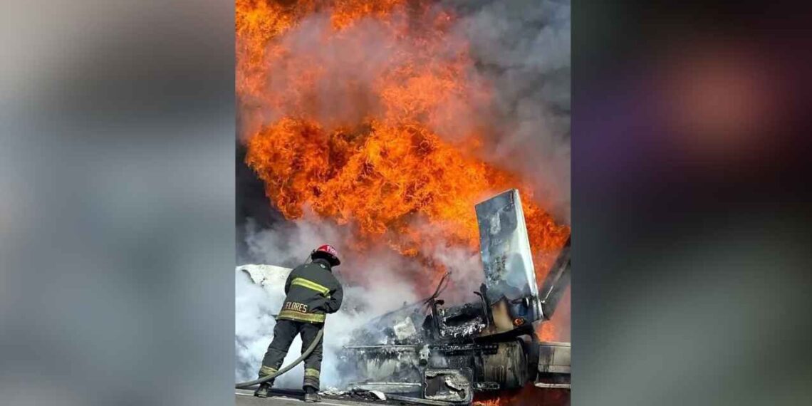 Incendio arrasa tractocamión Cadereyta
