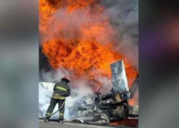 Incendio arrasa tractocamión Cadereyta