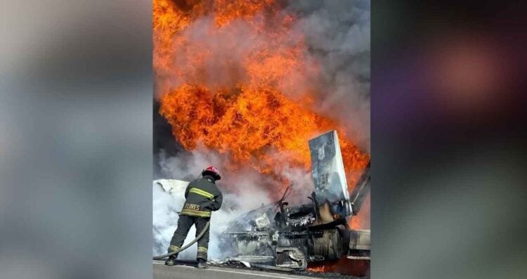 Incendio arrasa tractocamión Cadereyta
