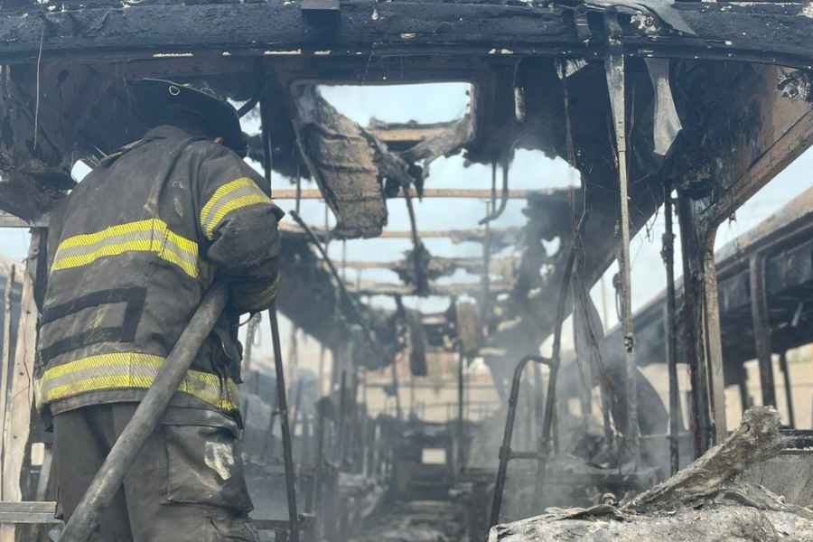 Incendio consume 7 unidades de transporte publico en García, Nuevo León