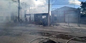 Incendio consume un tejabán en la colonia Industrial de Monterrey