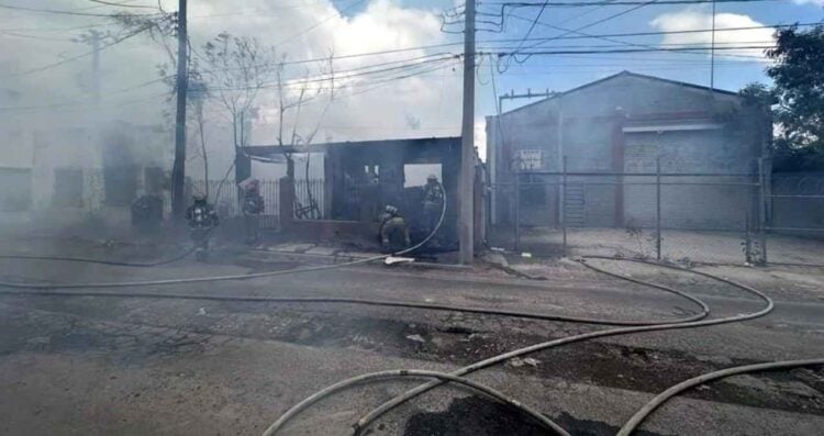 Incendio consume un tejabán en la colonia Industrial de Monterrey