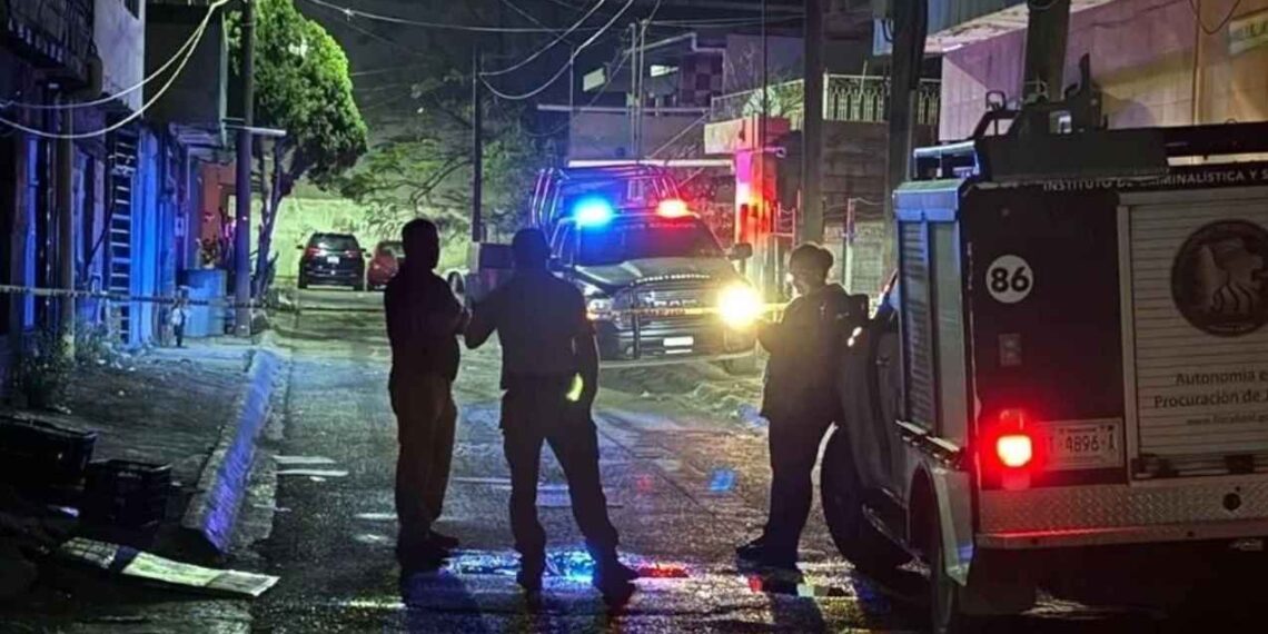 Incendio en baldío de Monterrey deja una persona sin vida