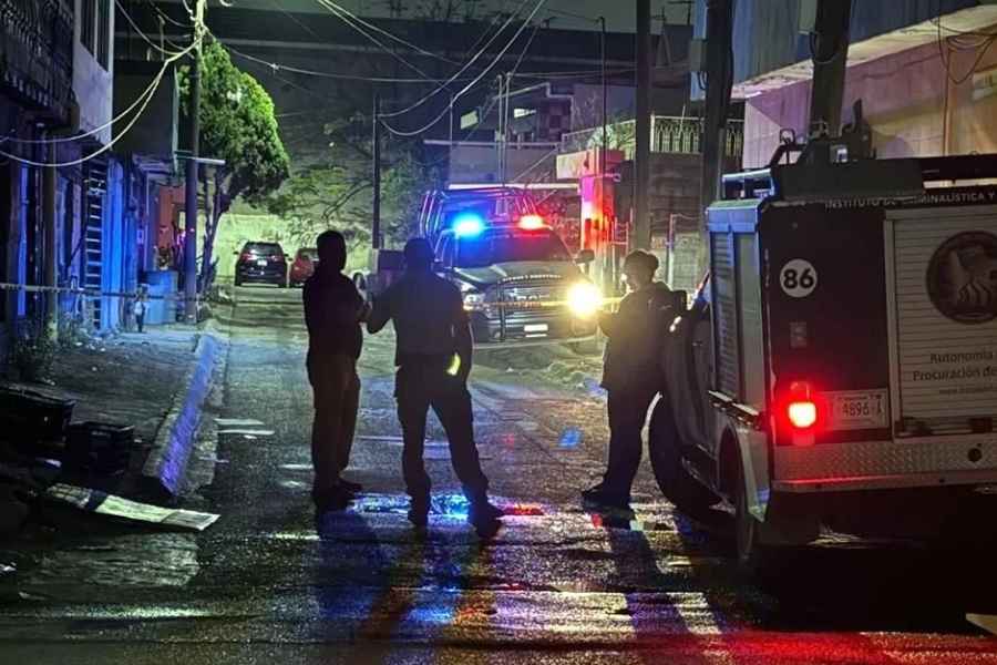 Incendio en baldío de Monterrey deja una persona sin vida