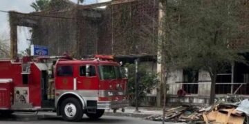 Incendio en edificios abandonados en avenida Álvaro Obregón moviliza a autoridades en Matamoros, Tamaulipas