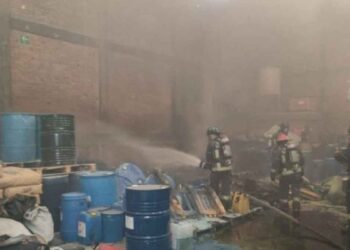 Incendio en empresa de Tlalnepantla obliga a evacuar a 150 personas