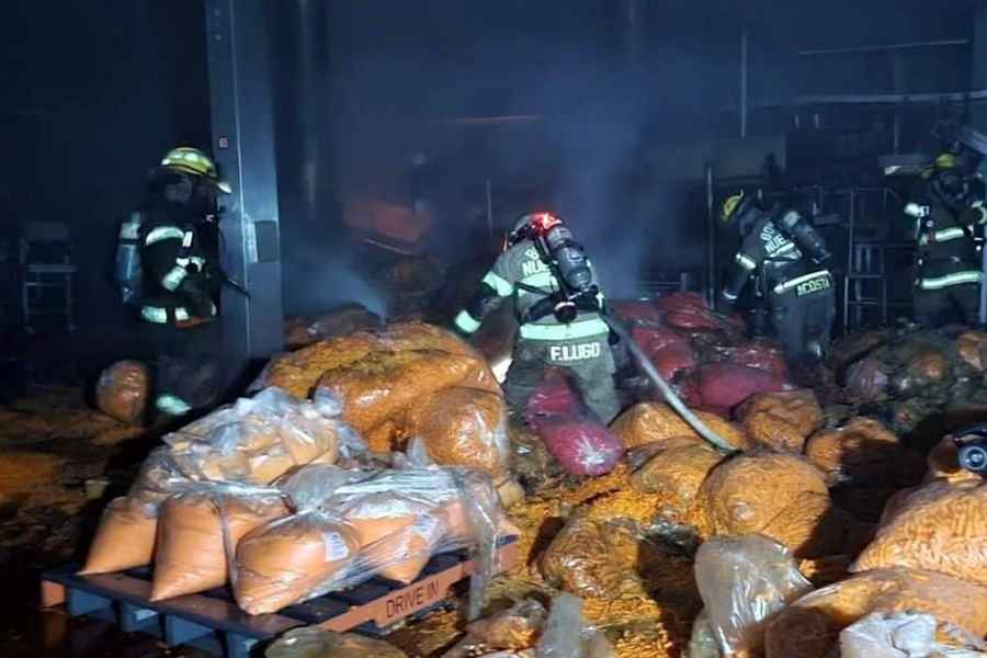 Incendio en empresa de frituras en Santa Catarina obliga a evacuar a más de 100 trabajadores