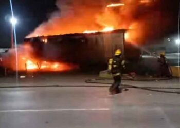 Incendio en la caja de un tráiler moviliza a bomberos en Matamoros, Tamaulipas