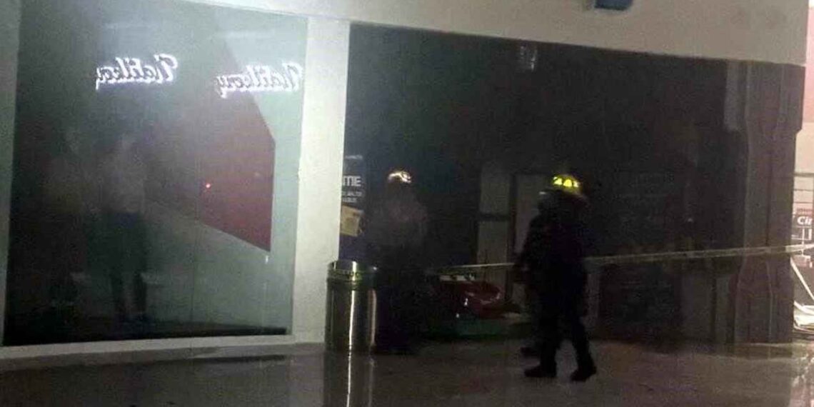 Incendio en local de videojuegos provoca la evacuación de más de 80 personas en centro comercial de Apodaca