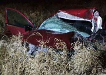 Se estrella contra luminaria y queda atrapado en su auto en Zuazua, Nuevo León