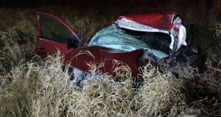Se estrella contra luminaria y queda atrapado en su auto en Zuazua, Nuevo León