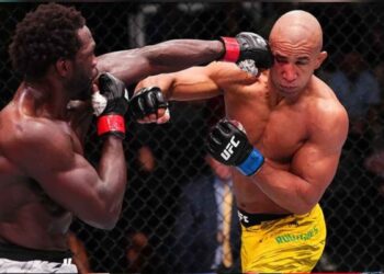 Jared Cannonier vence a Gregory Rodrigues: UFC Vegas 102 En un combate de peso medio, Cannonier se repuso de un primer round en el que fue dominado para noquear a Rodrigues en el cuarto. Desde el inicio, Rodrigues tomó la iniciativa, aprovechando su ventaja en distancia. Sin embargo, al final del tercer round, Cannonier conectó un codazo al rostro de Rodrigues, enviándolo a la lona. Esto cambió el curso de la pelea. UFC Vegas 102 Al comenzar el cuarto round, Cannonier fue en busca de la finalización. Golpeó repetidamente a Rodrigues hasta que el réferi, Herb Dean, intervino para detener la pelea y declarar el nocaut técnico a favor de Cannonier. Las estadísticas fueron ligeramente favorables para el experimentado peleador de 185 libras, con 109 golpes totales y 98 significativos, frente a los 95 totales y 93 significativos de Rodrigues. Con esta victoria, Cannonier pone fin a una racha de dos derrotas consecutivas y mejora su récord a 18-8. Mientras tanto, Rodrigues sufrió su primera derrota después de tres victorias consecutivas y se queda con un récord de 16-6. SE ACABA! Jared "Tha Killa Gorilla" Cannonier noquea a Gregory Rodrigues #UFCVegas102 💢 pic.twitter.com/PBWdnb9jtE — UFC Español (@UFCEspanol) February 16, 2025   Te puede interesar: McClung hace historia al ganar su tercer concurso de clavadas consecutivo