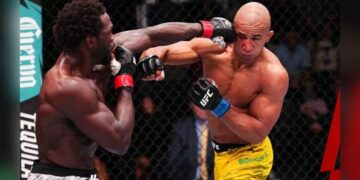 Jared Cannonier vence a Gregory Rodrigues: UFC Vegas 102 En un combate de peso medio, Cannonier se repuso de un primer round en el que fue dominado para noquear a Rodrigues en el cuarto. Desde el inicio, Rodrigues tomó la iniciativa, aprovechando su ventaja en distancia. Sin embargo, al final del tercer round, Cannonier conectó un codazo al rostro de Rodrigues, enviándolo a la lona. Esto cambió el curso de la pelea. UFC Vegas 102 Al comenzar el cuarto round, Cannonier fue en busca de la finalización. Golpeó repetidamente a Rodrigues hasta que el réferi, Herb Dean, intervino para detener la pelea y declarar el nocaut técnico a favor de Cannonier. Las estadísticas fueron ligeramente favorables para el experimentado peleador de 185 libras, con 109 golpes totales y 98 significativos, frente a los 95 totales y 93 significativos de Rodrigues. Con esta victoria, Cannonier pone fin a una racha de dos derrotas consecutivas y mejora su récord a 18-8. Mientras tanto, Rodrigues sufrió su primera derrota después de tres victorias consecutivas y se queda con un récord de 16-6. SE ACABA! Jared "Tha Killa Gorilla" Cannonier noquea a Gregory Rodrigues #UFCVegas102 💢 pic.twitter.com/PBWdnb9jtE — UFC Español (@UFCEspanol) February 16, 2025   Te puede interesar: McClung hace historia al ganar su tercer concurso de clavadas consecutivo