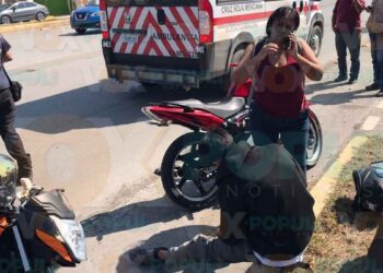 Joven motociclista choca contra camioneta y resulta lesionado en Ciudad Victoria