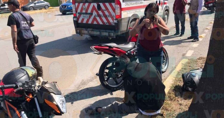 Joven motociclista choca contra camioneta y resulta lesionado en Ciudad Victoria