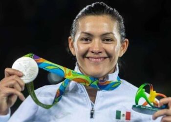 María Espinoza, una de las atletas más destacadas en la historia de México, celebró el incremento en las becas vitalicias para medallistas olímpicos, un beneficio que ha recibido desde hace más de 16 años tras ganar oro en Beijing 2008, bronce en Londres 2012 y plata en Río 2016. Para la extaekwondoín, este ajuste representa un reconocimiento justo para quienes han subido al podio en Juegos Olímpicos. "Se me hace una buena noticia, sobre todo para quienes hemos sido medallistas olímpicos. Esa iniciativa ya tenía muchos años que no aumentaba y es algo que ya estaba pidiendo desde hace muchos años la Asociación de Olímpicos Mexicanos, como diferentes administraciones de la Conade, por lo tanto, qué bueno que en este momento se da y es un aliciente para los medallistas olímpicos de hace muchos años", expresó Espinoza. Becas a medallistas olímpicos es incentivo para nuevas generaciones Ahora entrenadora nacional de ParaTaekwondo, Espinoza destacó que este aumento también será una motivación extra para los atletas que buscan representar a México en Los Ángeles 2028. "Esto servirá para motivar a las nuevas generaciones, a los que están en el proceso para Los Ángeles 2028, el saber que ellos, siendo medallistas olímpicos, pueden tener una beca vitalicia y con el monto que se está actualizando hoy en día", mencionó. Durante dos décadas, los montos de estas becas se mantuvieron sin cambios: 13 mil pesos mensuales para medallistas de oro, 11 mil 500 para plata y 10 mil para bronce. Sin embargo, el Diario Oficial de la Federación confirmó que ahora estos apoyos se incrementarán más del 100 %. A partir de esta actualización, los deportistas que hayan obtenido medalla de oro recibirán 29 mil 679 pesos al mes, los de plata 25 mil 113 pesos y los de bronce 22 mil 830 pesos. Este ajuste representa un respaldo importante para los medallistas olímpicos, reconociendo su esfuerzo y éxito en competencias de alto nivel.  Te puede interesar: Lorena Ochoa sigue dado empuje al golf en México: Nueva edición de su libro