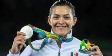María Espinoza, una de las atletas más destacadas en la historia de México, celebró el incremento en las becas vitalicias para medallistas olímpicos, un beneficio que ha recibido desde hace más de 16 años tras ganar oro en Beijing 2008, bronce en Londres 2012 y plata en Río 2016. Para la extaekwondoín, este ajuste representa un reconocimiento justo para quienes han subido al podio en Juegos Olímpicos. "Se me hace una buena noticia, sobre todo para quienes hemos sido medallistas olímpicos. Esa iniciativa ya tenía muchos años que no aumentaba y es algo que ya estaba pidiendo desde hace muchos años la Asociación de Olímpicos Mexicanos, como diferentes administraciones de la Conade, por lo tanto, qué bueno que en este momento se da y es un aliciente para los medallistas olímpicos de hace muchos años", expresó Espinoza. Becas a medallistas olímpicos es incentivo para nuevas generaciones Ahora entrenadora nacional de ParaTaekwondo, Espinoza destacó que este aumento también será una motivación extra para los atletas que buscan representar a México en Los Ángeles 2028. "Esto servirá para motivar a las nuevas generaciones, a los que están en el proceso para Los Ángeles 2028, el saber que ellos, siendo medallistas olímpicos, pueden tener una beca vitalicia y con el monto que se está actualizando hoy en día", mencionó. Durante dos décadas, los montos de estas becas se mantuvieron sin cambios: 13 mil pesos mensuales para medallistas de oro, 11 mil 500 para plata y 10 mil para bronce. Sin embargo, el Diario Oficial de la Federación confirmó que ahora estos apoyos se incrementarán más del 100 %. A partir de esta actualización, los deportistas que hayan obtenido medalla de oro recibirán 29 mil 679 pesos al mes, los de plata 25 mil 113 pesos y los de bronce 22 mil 830 pesos. Este ajuste representa un respaldo importante para los medallistas olímpicos, reconociendo su esfuerzo y éxito en competencias de alto nivel. Te puede interesar: Lorena Ochoa sigue dado empuje al golf en México: Nueva edición de su libro