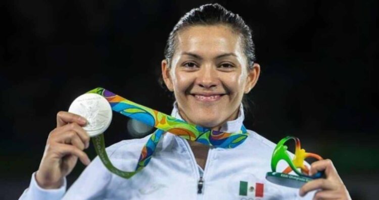 María Espinoza, una de las atletas más destacadas en la historia de México, celebró el incremento en las becas vitalicias para medallistas olímpicos, un beneficio que ha recibido desde hace más de 16 años tras ganar oro en Beijing 2008, bronce en Londres 2012 y plata en Río 2016. Para la extaekwondoín, este ajuste representa un reconocimiento justo para quienes han subido al podio en Juegos Olímpicos. "Se me hace una buena noticia, sobre todo para quienes hemos sido medallistas olímpicos. Esa iniciativa ya tenía muchos años que no aumentaba y es algo que ya estaba pidiendo desde hace muchos años la Asociación de Olímpicos Mexicanos, como diferentes administraciones de la Conade, por lo tanto, qué bueno que en este momento se da y es un aliciente para los medallistas olímpicos de hace muchos años", expresó Espinoza. Becas a medallistas olímpicos es incentivo para nuevas generaciones Ahora entrenadora nacional de ParaTaekwondo, Espinoza destacó que este aumento también será una motivación extra para los atletas que buscan representar a México en Los Ángeles 2028. "Esto servirá para motivar a las nuevas generaciones, a los que están en el proceso para Los Ángeles 2028, el saber que ellos, siendo medallistas olímpicos, pueden tener una beca vitalicia y con el monto que se está actualizando hoy en día", mencionó. Durante dos décadas, los montos de estas becas se mantuvieron sin cambios: 13 mil pesos mensuales para medallistas de oro, 11 mil 500 para plata y 10 mil para bronce. Sin embargo, el Diario Oficial de la Federación confirmó que ahora estos apoyos se incrementarán más del 100 %. A partir de esta actualización, los deportistas que hayan obtenido medalla de oro recibirán 29 mil 679 pesos al mes, los de plata 25 mil 113 pesos y los de bronce 22 mil 830 pesos. Este ajuste representa un respaldo importante para los medallistas olímpicos, reconociendo su esfuerzo y éxito en competencias de alto nivel. Te puede interesar: Lorena Ochoa sigue dado empuje al golf en México: Nueva edición de su libro