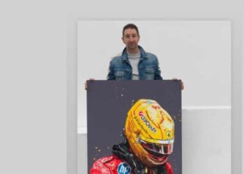 Lewis Hamilton deja un retrato en Mercedes como gesto de gratitud