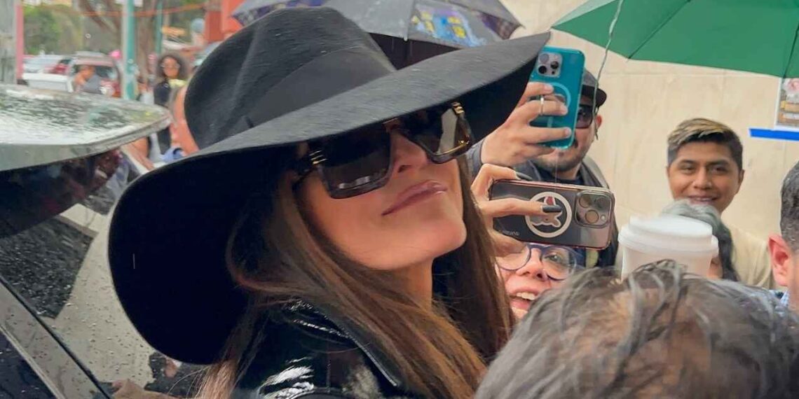 Llora Ana Bárbara la partida de Paquita la del Barrio