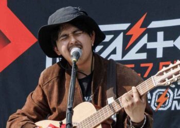 Macario, la sensación de Internet, cautiva a miles en la Estela de Luz con su música