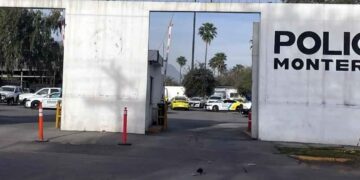 Masculino es detenido presuntamente por andar intoxicado y muere en patrulla de Monterrey