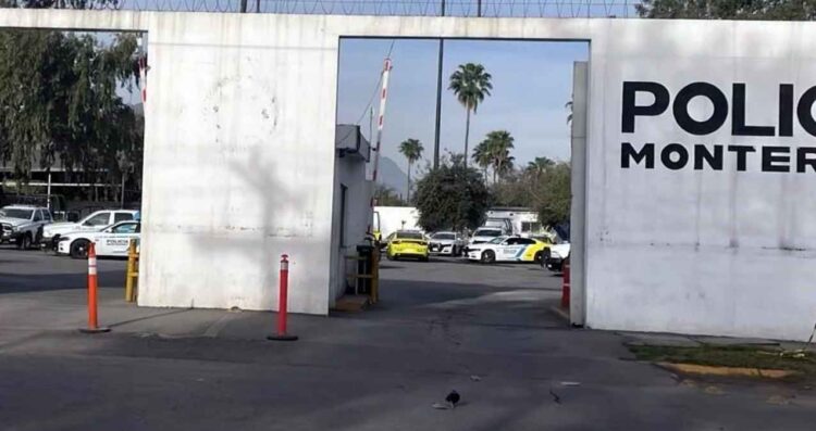 Masculino es detenido presuntamente por andar intoxicado y muere en patrulla de Monterrey
