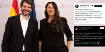 El Ministro de Cultura de España se pronuncia por los tuits de la actriz española Karla Sofía Gascón, quien ha estado en el centro de la conversación tras su papel en la película Emilia Pérez. Esta cinta que ha generado controversia, especialmente en México, pero que logró 13 nominaciones al Oscar, incluyendo la de Mejor Actriz para Gascón. Sin embargo, en medio de este reconocimiento, la actriz enfrenta ahora una nueva polémica. Luego de que se viralizaran viejos tuits con comentarios calificados como intolerantes e incluso racistas, ha generado una ola de críticas en redes sociales. Se pronuncia Ministro de Cultura de España ante tuits de Karla Sofía Gascón Ante la controversia, el Ministro de Cultura de España decidió romper el silencio y dar su postura sobre el tema. “Miren, los tuits que hemos conocido de Karla Sofía Gascón tengo que lamentarlos, sí, los tuits de Karla Sofía tengo que lamentarlos, no representan a la sociedad española y lo digo de forma penada porque esta era una candidatura muy importante para el país y desde luego tengo que decir que estos tuits no representan a la sociedad española”, declaró. Por ahora, Gascón no ha emitido ninguna declaración sobre los mensajes que han salido a la luz. Te puede interesar: Karla Sofía Gascón niega ser racista: “Si hubiera sido racista, no habría trabajado con Zoe Saldaña”