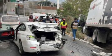Monterrey: Camión de carga se queda sin frenos y choca a 4 vehículos