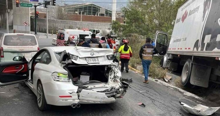 Monterrey: Camión de carga se queda sin frenos y choca a 4 vehículos
