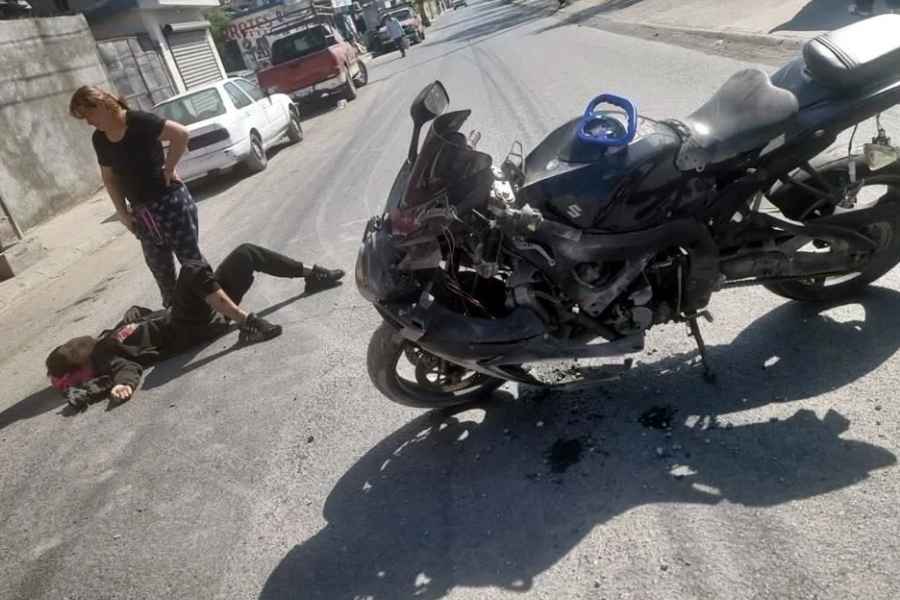 Monterrey: Motociclista derrapa y queda lesionado en el sector de La Alianza