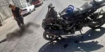 Monterrey: Motociclista derrapa y queda lesionado en el sector de La Alianza