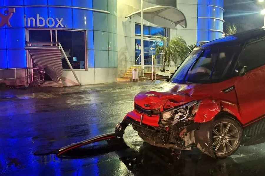 Monterrey: Mujer pierde el control de su auto y choca contra la barda de una central de autobuses