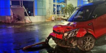 Monterrey Mujer pierde el control de su auto y choca contra la barda de una central de autobuses