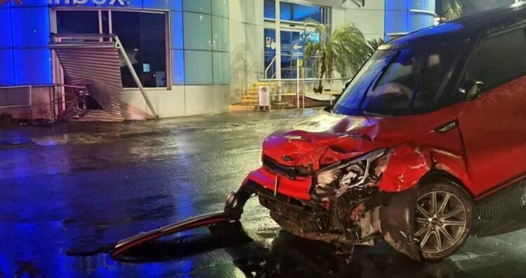 Monterrey Mujer pierde el control de su auto y choca contra la barda de una central de autobuses