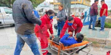 Motociclista choca contra camioneta en El Mante y termina herido