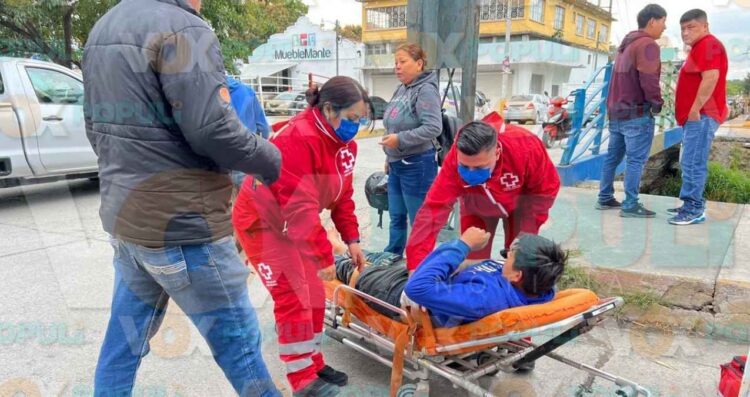 Motociclista choca contra camioneta en El Mante y termina herido