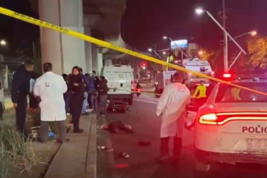 Motociclista choca contra un camión en la alcaldía Tláhuac, CDMX; hay 2 muertos y un herido